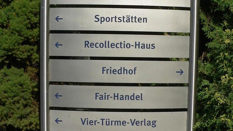 Auf dem weitläufigen Klostergelände sind Wegweiser für die Gäste dringend nötig. Foto: Matthias Litzlfelder