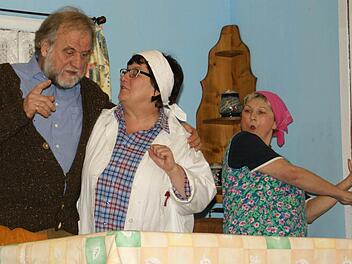 Franz (Konrad Albert) und Gemeindeschwester Agathe (Roswitha Schmitt) haben sich verbündet - Magd Bruni (Christina Stelzner) wundert sich noch. Fotos: Sabine Weinbeer