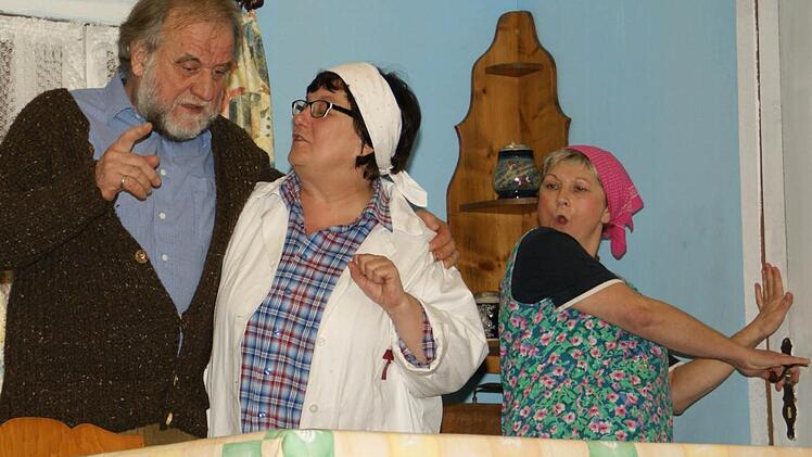 Franz (Konrad Albert) und Gemeindeschwester Agathe (Roswitha Schmitt) haben sich verbündet - Magd Bruni (Christina Stelzner) wundert sich noch. Fotos: Sabine Weinbeer