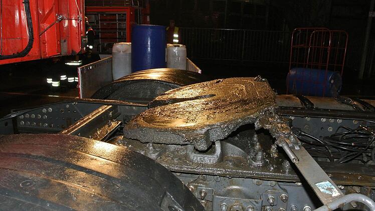 Der Lasterfahrer hatte offenbar bei der Unfallfahrt durch den Graben bei Wohnau die Tankanlage seines Zugfahrzeugs aufgerissen. Foto: Brigitte Krause
