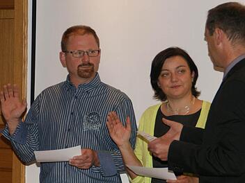 Zu Beginn der Stadtratssitzung am Mittwoch vereidigte Bürgermeister Michael Ziegler die Ortssprecher Jutta Aumüller (Lembach) und Uwe Pappenheimer (Roßstadt).  Foto: sabine Weinbeer
