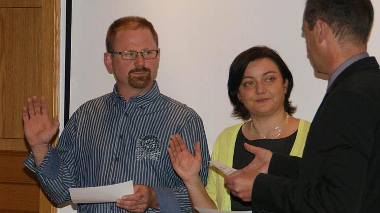 Zu Beginn der Stadtratssitzung am Mittwoch vereidigte Bürgermeister Michael Ziegler die Ortssprecher Jutta Aumüller (Lembach) und Uwe Pappenheimer (Roßstadt).  Foto: sabine Weinbeer