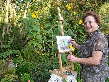 So kennt man Erika Engelhardt noch aus ihrer ehemaligen Heimat in Dörfles bei Kronach. Immer an irgendeiner Stelle in der Natur fröhlich malend an ihren Kinderbüchern.  Foto: Karl-Heinz Hofmann