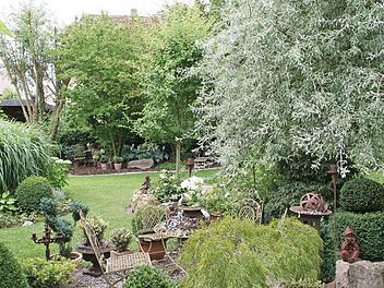 Der Garten der Familie Grau in Ailersbach, Ortsteil von Höchstadt, ist ein kleines Paradies. Foto: Evi Seeger
