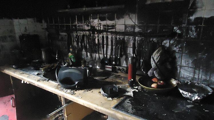 Alles in der Küchenzeile in der Wohnung Seitz und Nehlert ist verrußt und unbrauchbar geworden.  Foto: Stefanie Karl