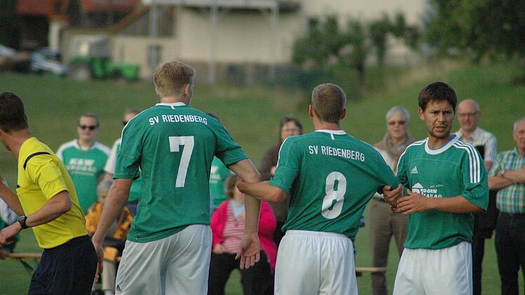 Szene aus dem Eröffnungsspiel zwischen dem SV Riedenberg (grünes Trikot) und dem TSV Münnerstadt (3:1). Foto: Sebastian Schmitt