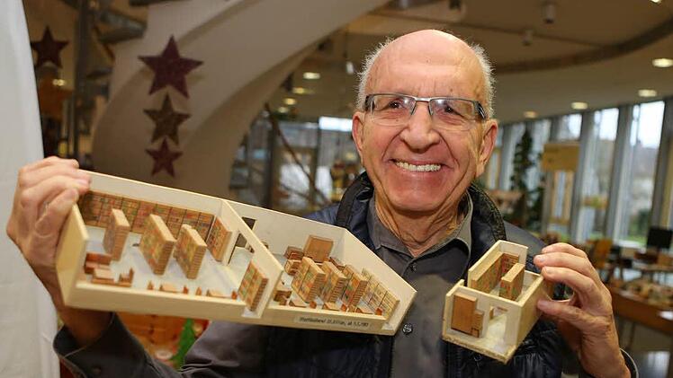 So sah es mal aus: Rudolf Härtl mit der ersten Bücherei und deren Nachfolgerin, jeweils im Modell.Foto: Barbara Herbst