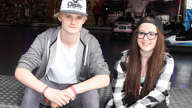 Pascal Eck (15) und Julia Jungkuntz haben sich beim Auto-Scooter niedergelassen - beim Treff für die Jugendlichen. Foto: Sonja Adam