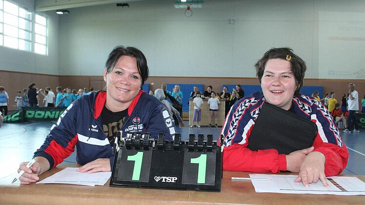 Die Schiedsrichter und Spielbeobachter hatten gar nicht viel zu tun: Denn schon ein Vierteljahr vorher haben die Viertklässler Einblicke in die Regeln des Handballsportes bekommen. Foto: Sonny Adam
