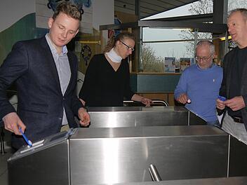 Läuft: Tobias Ehrlicher, Stine Michel, Michael Fischer und Lutz Lange (von links) haben gestern das neue bargeldlose Kassensystem der "Therme Natur" in Bad Rodach einem ausgiebigen Test unterzogen. Foto: Berthold Köhler