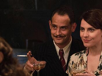 "Es war einmal in Deutschland": Szene mit Antje Traue und Moritz Bleibtreu  Foto: GermanyIGC Films/Fabrizio Maltese