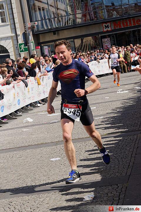 Weltkulturerbelauf 2017 in Bamberg: Der Zieleinlauf am Maxplatz