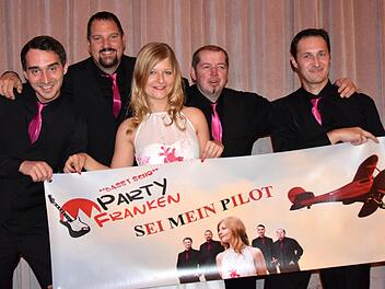 Auf der großen Bühne in Meran: "Katharina & die Partyfranken" - von links: Thorsten Resch, Philipp Streitberger,  Katharina Schuster, Heiko Engel und Maximilian Hess - kehrten zwar ohne Siegerpokal, aber dennoch sehr zufrieden vom "Alpen Grand Prix" zurück.privat