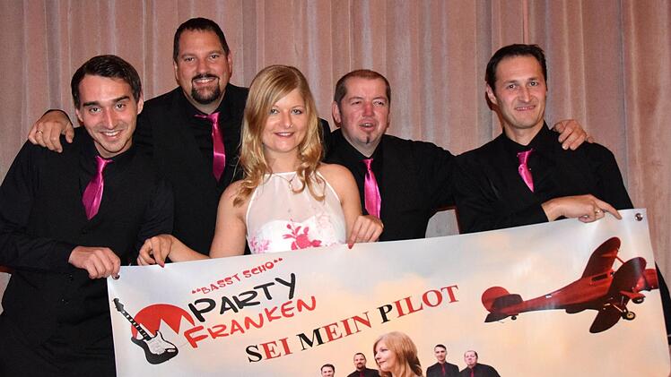 Auf der großen Bühne in Meran: "Katharina & die Partyfranken" - von links: Thorsten Resch, Philipp Streitberger,  Katharina Schuster, Heiko Engel und Maximilian Hess - kehrten zwar ohne Siegerpokal, aber dennoch sehr zufrieden vom "Alpen Grand Prix" zurück.privat