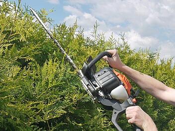 Das geht gar nicht: Motorgetriebene Geräte müssen laut Lärmschutzverordnung in der Mittagszeiten ruhen.Berthold Köhler