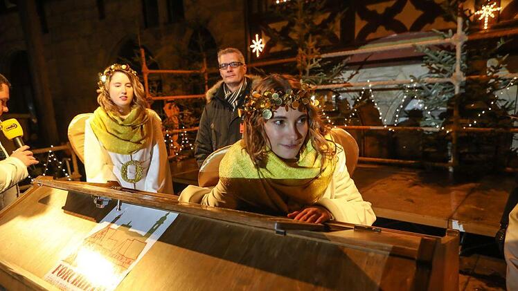 Ein Engel zieht an der Lostrommel den ersten Gewinner.Foto: Barbara Herbst