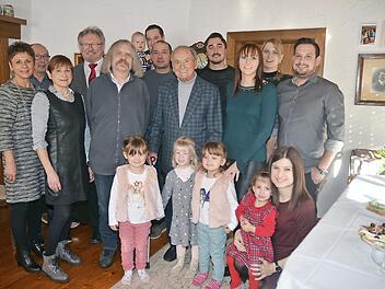 Hans Holzmann (5. von rechts) an seinem 90. Geburtstag im Kreis der Familie und mit Bürgermeister Hans Pietz (4. von links) sowie Pater Helmut Haagen (5. von links) .  Foto: K.- H. Hofmann