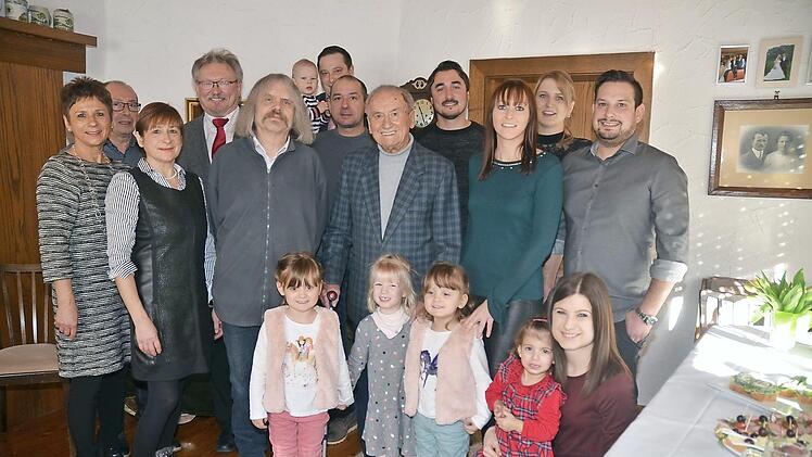 Hans Holzmann (5. von rechts) an seinem 90. Geburtstag im Kreis der Familie und mit Bürgermeister Hans Pietz (4. von links) sowie Pater Helmut Haagen (5. von links) .  Foto: K.- H. Hofmann