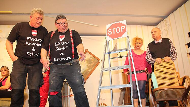 Wenn die Firma "Schief & Krumm" (Hans  Kausich, links, und Roland Schuberth) anrückt, dann ist das Chaos perfekt.  Darüber sind der Junggeselle Siegfried Klein (Michael Schmidt, rechts) und  seine Zukünftige Katrin Niedlich (Simone Grieß) nicht erfreut. Foto:  Stephan Stöckel