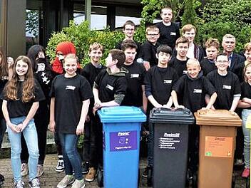 Die Schüler der Klasse 6a mit ihrer Klasslehrerin Natalie Henricks sind jetzt die "Recycling Kings" der Volksschule Neuenmarkt-Wirsberg.  Foto: Werner Reißaus