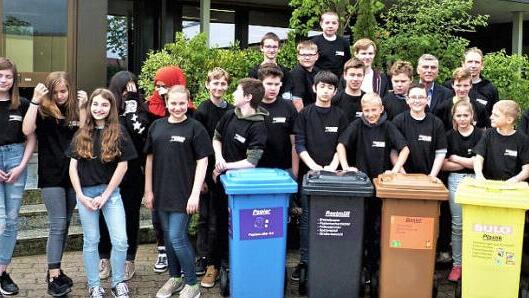 Die Schüler der Klasse 6a mit ihrer Klasslehrerin Natalie Henricks sind jetzt die "Recycling Kings" der Volksschule Neuenmarkt-Wirsberg.  Foto: Werner Reißaus