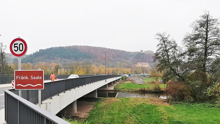 Die neue Saalebrücke mit Blick auf Burg Saaleck und das Kloster. Foto: Sigismund von Dobschütz