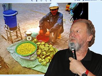Auf eine spannende Reise durch Vietnam und Kambodscha nahm Peter Kolb (rechts) die Besucher des Erzählcafés im Seniorenzentrum Sankt Elisabeth mit.  Foto: Dieter Britz