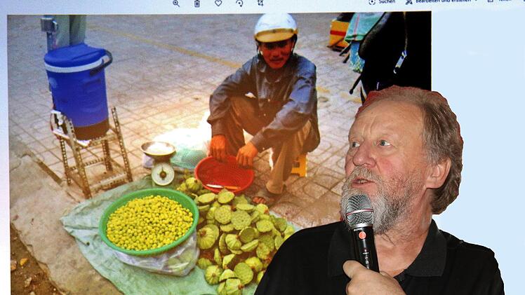 Auf eine spannende Reise durch Vietnam und Kambodscha nahm Peter Kolb (rechts) die Besucher des Erzählcafés im Seniorenzentrum Sankt Elisabeth mit.  Foto: Dieter Britz