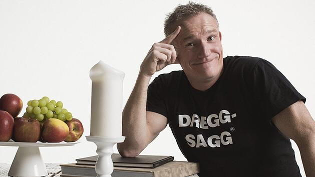 Michl M&uuml;ller liest jeden Tag Zeitung, um dort Ideen f&uuml;r seine Programme zu sammeln. Foto: Christian Brecheis