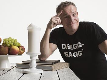 Michl Müller liest jeden Tag Zeitung, um dort Ideen für seine Programme zu sammeln. Foto: Christian Brecheis
