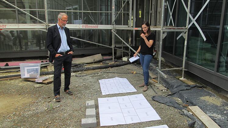 Mitarbeiterin Marina Meller (rechts) empfahl dem Gemeinderat hellgraue Betonoptik als Pflaster für den Innenhof, die auch das Gremium befürwortete.  Fotos: Winfried Ehling