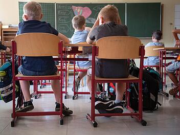 Mathe, Lesen, Zuhören und Rechtschreibung: Im Vergleich können das Bayerns Viertklässler noch gut. Der Trend geht aber nach unten.