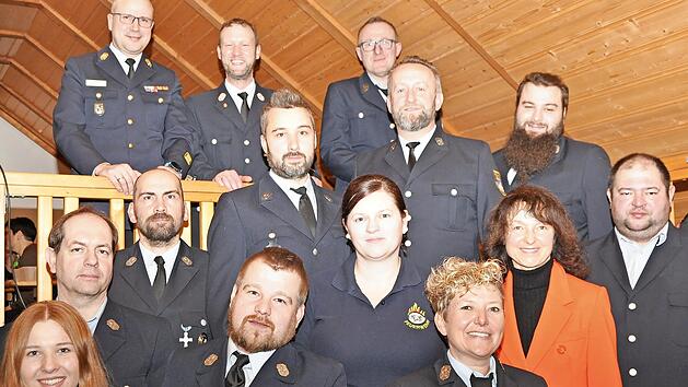 Bürgermeisterin Christine Frieß (roter Blazer), KBI Thilo Kraus und Stadtkommandant André Grothues (oben, v. l.) gratulierten Kommandanten und Vorstandschaft mit Hanna Feil, Markus Lang, Stefan Schäfferlein, Christopher Dirauf, Daniel Dorsch, Nadi...