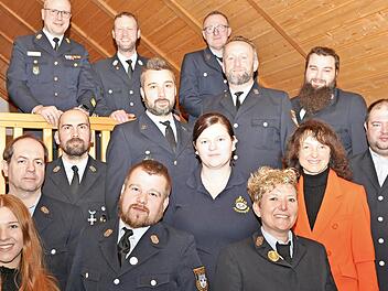 B&uuml;rgermeisterin Christine Frie&szlig; (roter Blazer), KBI Thilo Kraus und Stadtkommandant Andr&eacute; Grothues (oben, v. l.) gratulierten Kommandanten und Vorstandschaft mit Hanna Feil, Markus Lang, Stefan Sch&auml;fferlein, Christopher Dirauf, Daniel Dorsch, Nadi...