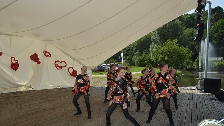 Mit ihrem Tanz entführten sie nach Bangkok, "Dance 4 Fun" aus Mitwitz.Foto: Karl-Heinz Hofmann