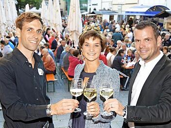 Die Fränkische Weinkönigin Christine Ungemach aus Nordheim eröffnete das Weinfest auf dem Marktplatz zusammen mit Bad Kissingens Bürgermeister Toni Schick junior und Festwirt Joachim Krohn (links).  Foto: Peter Rauch