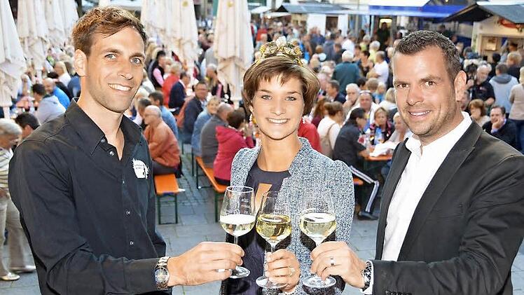 Die Fränkische Weinkönigin Christine Ungemach aus Nordheim eröffnete das Weinfest auf dem Marktplatz zusammen mit Bad Kissingens Bürgermeister Toni Schick junior und Festwirt Joachim Krohn (links).  Foto: Peter Rauch