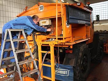 Mechaniker Udo Müller kontrolliert gewissenhaft die Hydraulikleitungen eines Räumfahrzeuges des Servicebetriebes.  Foto: Robert Huger