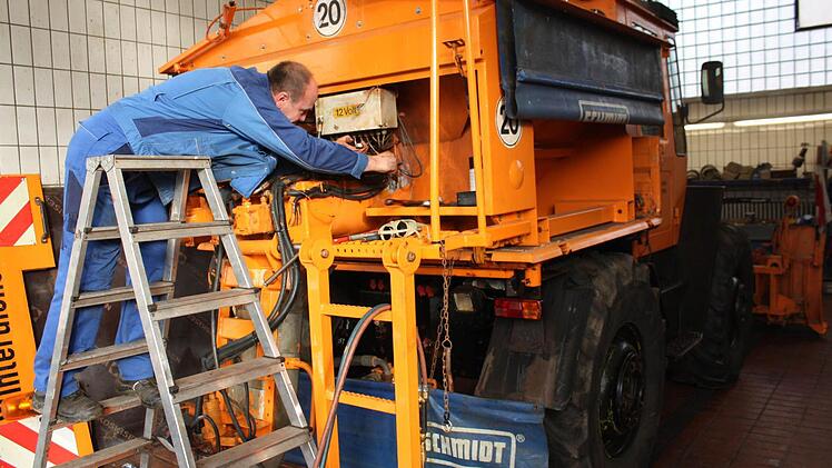 Mechaniker Udo Müller kontrolliert gewissenhaft die Hydraulikleitungen eines Räumfahrzeuges des Servicebetriebes.  Foto: Robert Huger