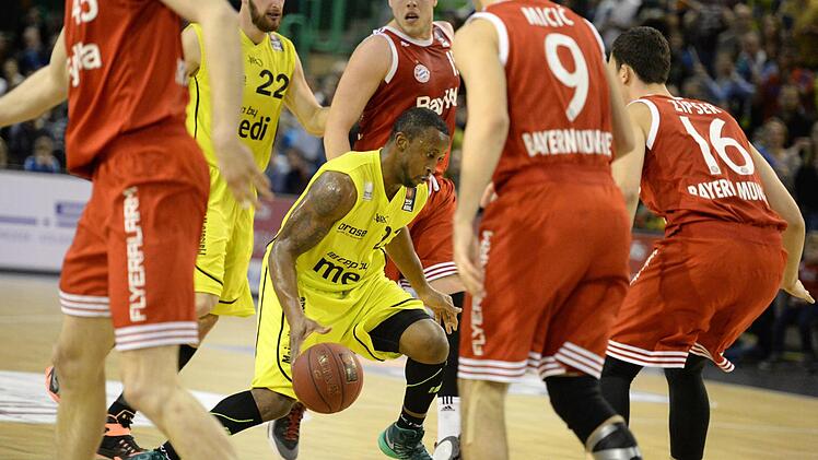 Je'Kel Foster ist gleich von vier Bayern-Spielern umzingelt. Foto: Peter Mularczyk