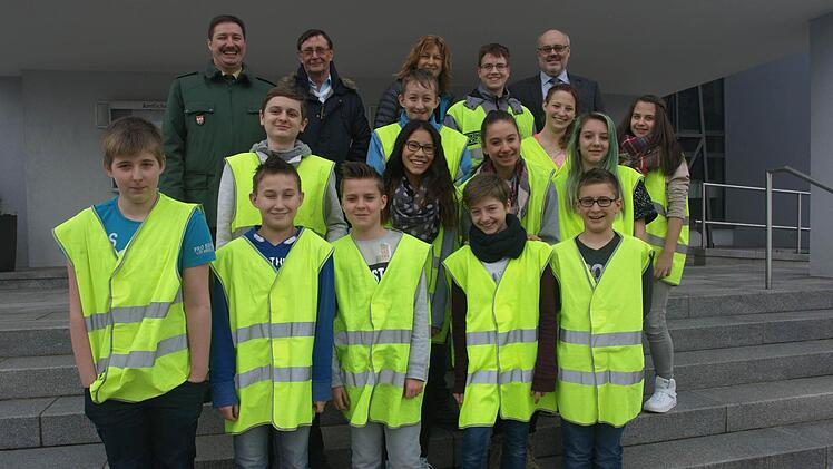13 neue Schülerlotsen stehen ab sofort bereit, um für einen sicheren Schulweg zu sorgen.  Fotos: Stefan Geiger