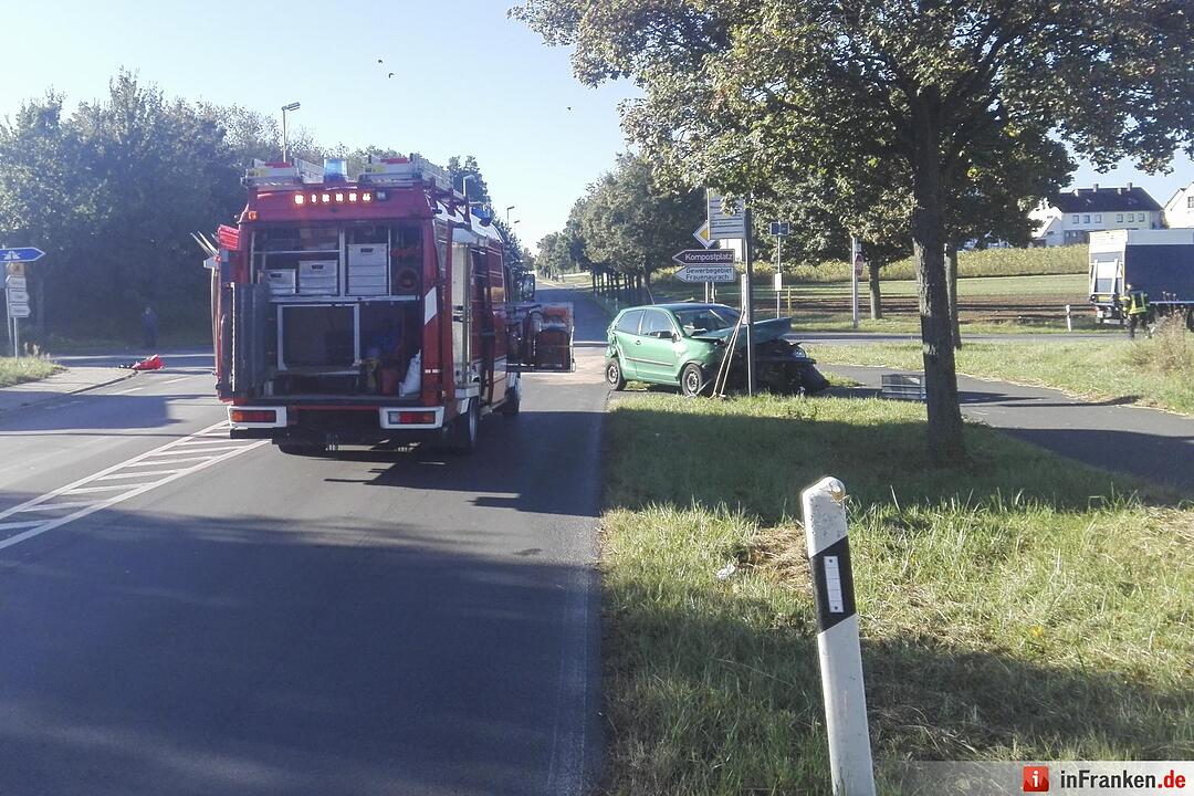 Transporter kollidiert mit Kleinwagen und kracht in Bushaltestelle