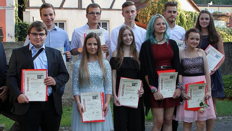 Die besten Schüler bei der Mittleren Reife, vorne von links: Maximilian Kirchner, Jana Reich, Ann-Sophie Gehring, Ronja Neiling und Stella Juckert; dahinter von links: Niklas Oppelt, Jonas Helfrich, Nico Bräuter, Lukas Schwemlein und Jennifer Brückner. Foto: Günther Geiling