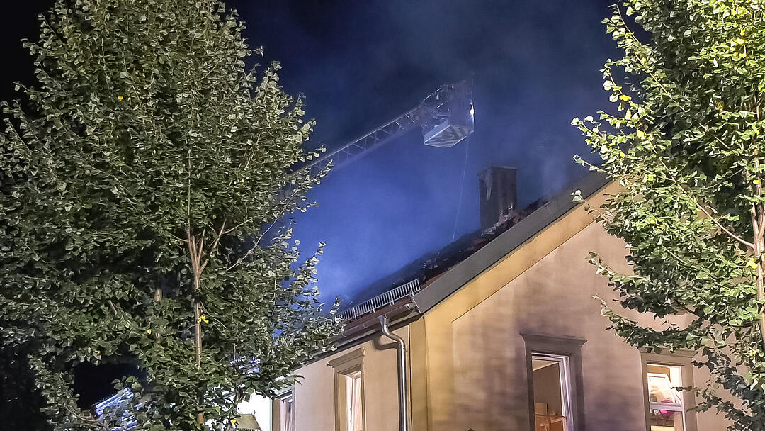 Dachstuhl von Einfamilienhaus in Retzstadt brennt aus