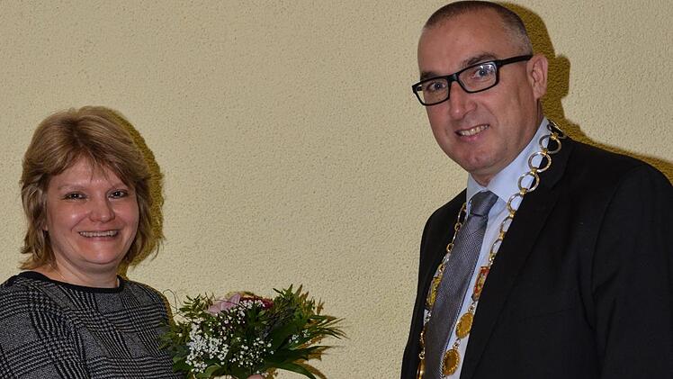 im Rahmen des Neujahresempfangs wurde die scheidende Museumsleiterin der Museen Schloss Aschach, Annette Späth (links) von Bürgermeister Andreas Sandwall (rechts) verabschiedet. Björn Hein