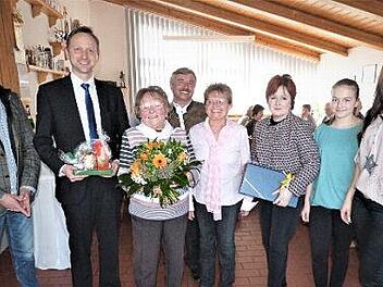 Geburtstagsgl&uuml;ckw&uuml;nsche f&uuml;r Babette Knorr - unser Bild zeigt (von links): Sohn Klaus, B&uuml;rgermeister Robert Bosch, Babette Knorr, Sohn Manfred, Tochter Margitte, stellvertretende Landr&auml;tin Christina Flauder, Urenkelin Emilia und Enkelin Nicole.  Foto: Werner Rei&szlig;aus