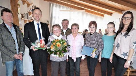 Geburtstagsglückwünsche für Babette Knorr - unser Bild zeigt (von links): Sohn Klaus, Bürgermeister Robert Bosch, Babette Knorr, Sohn Manfred, Tochter Margitte, stellvertretende Landrätin Christina Flauder, Urenkelin Emilia und Enkelin Nicole.  Foto: Werner Reißaus