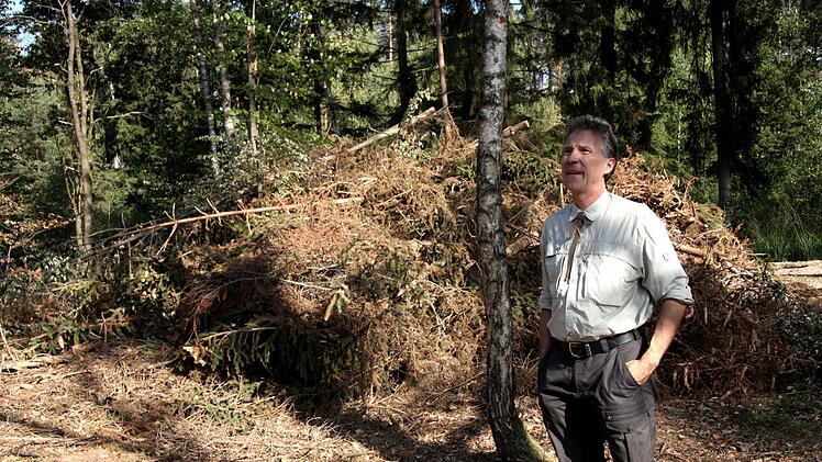 Forstdirektor Peter Pröbstle zeigt sich über die Entwicklung besorgt.Richard Sänger