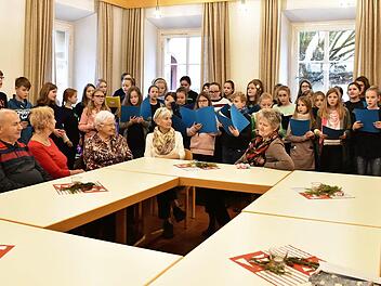 Der Schulchor der Realschule Gräfenberg singt für Senioren. Diese Auftritte bleiben im Gegensatz zu denen der Gesangvereine oft im Hintergrund. Es gibt immer weniger Schulchöre, gerade an Grund- und Mittelschulen.  Foto: Petra Malbrich