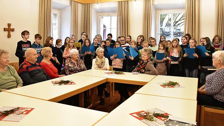 Der Schulchor der Realschule Gräfenberg singt für Senioren. Diese Auftritte bleiben im Gegensatz zu denen der Gesangvereine oft im Hintergrund. Es gibt immer weniger Schulchöre, gerade an Grund- und Mittelschulen.  Foto: Petra Malbrich